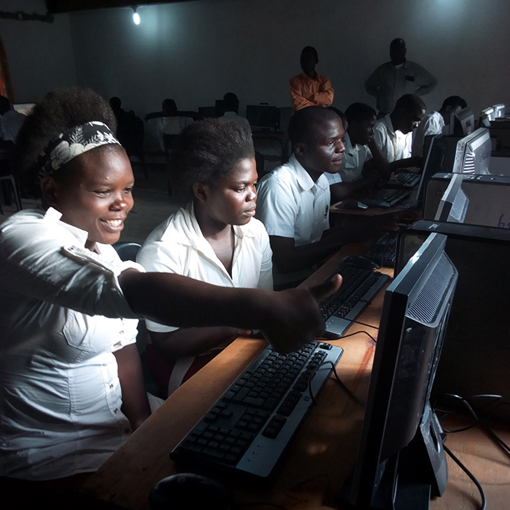 girls-learning-computers-africa